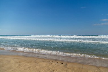 Güneşli yaz akşamlarında dalgalarla okyanusa bakıyorum.