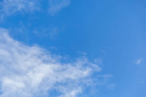 Işık bulutları ve negatif boşluklu parlak mavi gökyüzü