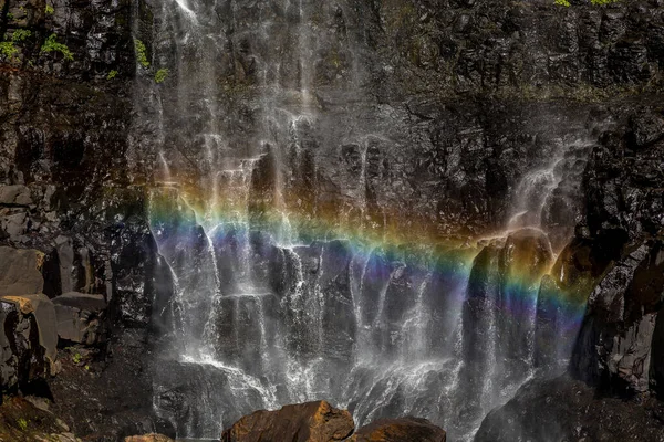 Een Kleine Regenboog Gecreëerd Binnen Water Dat Rotsen Zon Stroomt — Stockfoto