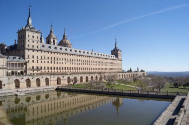 Madrid 'deki El Escorial Manastırı' nın kışın manzarası