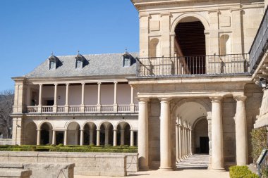 Madrid 'deki El Escorial Manastırı' nın avlusu, bahçesi ve kemerleri