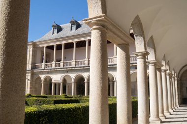 Madrid 'deki El Escorial Manastırı' nın avlusu, bahçesi ve kemerleri