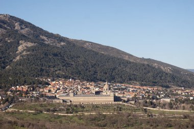 Madrid 'deki bir dağdan El Escorial köyünün manzarası