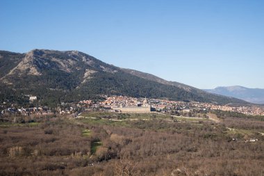 İspanya 'daki bir dağdan El Escorial köyünün manzarası