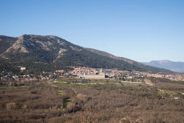 İspanya 'daki bir dağdan El Escorial köyünün manzarası