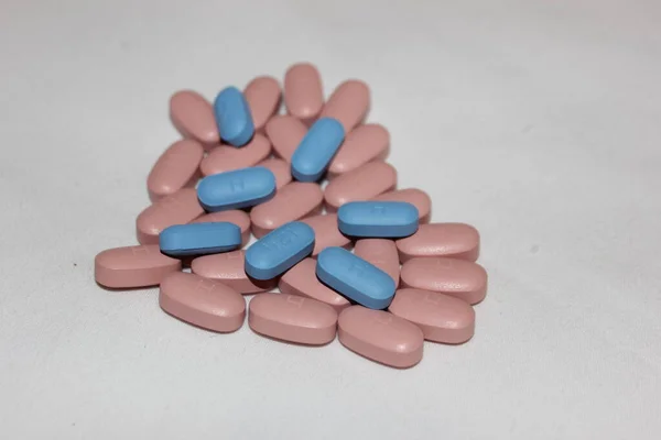 Serce Niebieskich Brązowych Tabletek Serce Wykonane Różnych Kolorowych Tabletek Wyizolowanych — Zdjęcie stockowe
