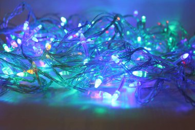 Renkli bokeh ve noel ışıkları. Yeni yıl süsü. Soyut tatil geçmişi. Yanıp sönen çelenk. Noel ışıkları yanıp sönüyor.