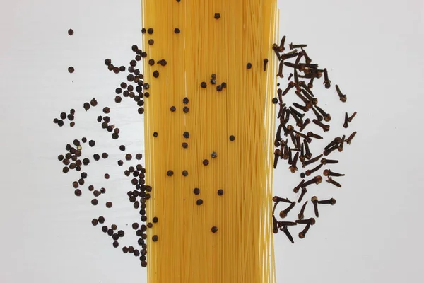 Espaguetis Italianos Con Especias Clavo Olor Guisantes Negros Espaguetis Clásicos —  Fotos de Stock