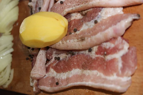 Bacon Porco Cru Fatiado Com Grande Plano Polvilhado Com Pimenta — Fotografia de Stock