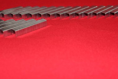 Zımba zımbası kırmızı arka planda açılır. Kırmızı arkaplanda izole edilmiş zımbalar