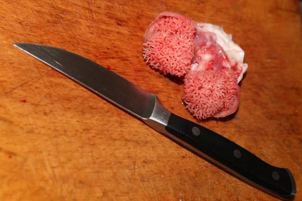 ナイフで木の板の上に海キュウリ 新鮮な魚介類 — ストック写真