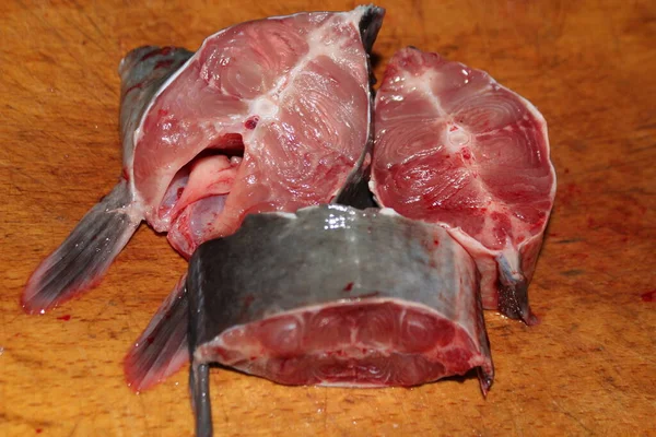 Bifes Peixe Numa Tábua Madeira Pedaços Peixe Fecham Peixe Fatiado — Fotografia de Stock