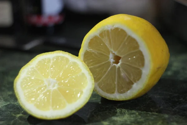 Lemon Dengan Latar Belakang Hijau Diiris Lemon Atas Meja Batu — Stok Foto