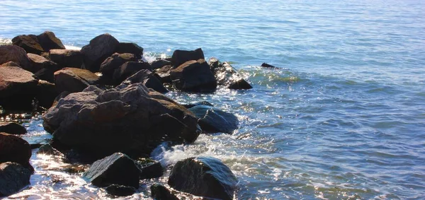 Burzliwe Morze Fale Rozbijają Się Kamienie Skaliste Wybrzeże Oceanie — Zdjęcie stockowe