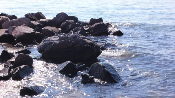 Burzliwe Morze Fale Rozbijają Się Kamienie Skaliste Wybrzeże Oceanie — Zdjęcie stockowe