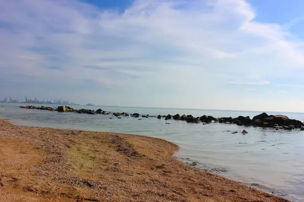 Morze Skały Plaża Widokiem Kamienie Morzu Błękitne Morze Piaszczystą Linią — Zdjęcie stockowe