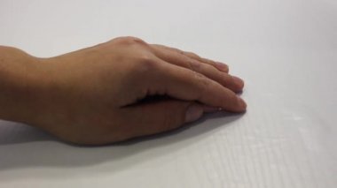 İlaçlar beyaza izole edilmiş. Uyuşturucu ve HIV 'in sosyal sorunları. Kahverengi, mavi ilaç. El hapları alır. Bir avuç dolusu uyuşturucuyla el yordamıyla.