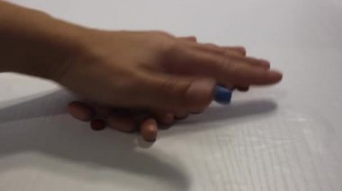 İlaçlar beyaza izole edilmiş. Uyuşturucu ve HIV 'in sosyal sorunları. Kahverengi, mavi ilaç. El hapları alır. Bir avuç dolusu uyuşturucuyla el yordamıyla.