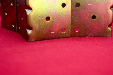 Pembe üzerine izole edilmiş parantezlerden yapılmış ok. Metal köşeler sola dönük ve metin için bir yer var. Kırmızı arka planda altın metal parantez. Metal köşeler, çerçeveler, sınırlar. İzole edilmiş.