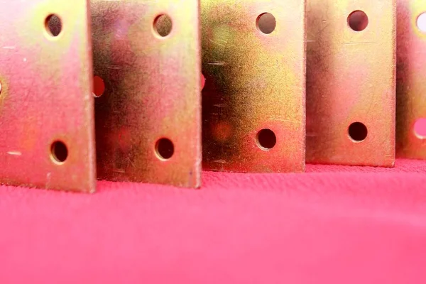 Pfeil Aus Klammern Isoliert Auf Rosa Metallecken Sind Nach Links — Stockfoto