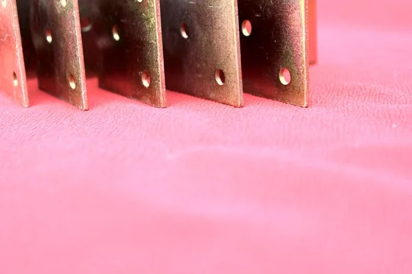 Pfeil Aus Klammern Isoliert Auf Rosa Metallecken Sind Nach Links — Stockfoto