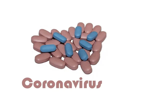 在药丸的框架上有考罗那维司的铭文 结肠炎病毒治疗 肺炎心是由药丸制成的 — 图库照片