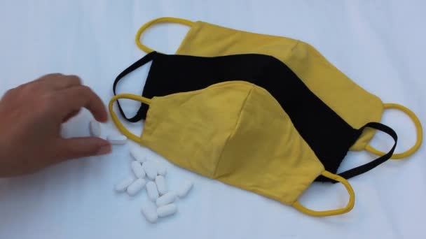 Černá Žlutá Lékařská Maska Ruční Přepočítávání Pilulky Prevence Před Koronavirem — Stock video