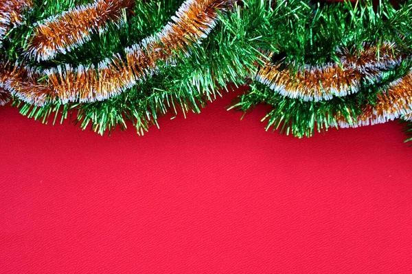 Grüne Weihnachtsdekoration Auf Rotem Hintergrund Grünes Lametta Für Den Weihnachtsbaum — Stockfoto