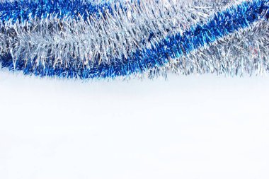 Beyaz üzerine izole edilmiş Noel ağacı süslemeleri için parıldayan gümüş süslemeler. Teksas beyaz arka planı için Noel arkaplanı. Renkli yağmurweather forecast.