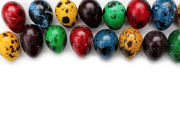 Рамка Разноцветных Перепелиных Яиц Многоцветные Перепелиные Пасхальные Яйца Белом Фоне — стоковое фото