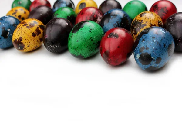 Рамка Разноцветных Перепелиных Яиц Многоцветные Перепелиные Пасхальные Яйца Белом Фоне — стоковое фото