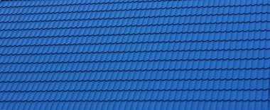 Mavi karo yakın plan. Çatı metalik kayrak mavisi. Metalden yapılmış modern çatı. Evin çatısında fren metali var. Oluklu metal çatı ve metal çatı..