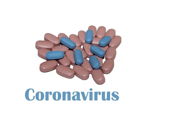 药丸背景上的结肠炎病毒将药丸 药片和药物胶囊在白底上进行分类 桌上的药丸上刻着Coronovirus字样 医学主题 病毒A — 图库照片