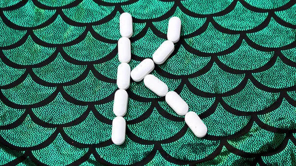 과검은 배경의 알약으로 만들어 비타민은 저울의 배경에 있습니다 마약에 중독된 — 스톡 사진