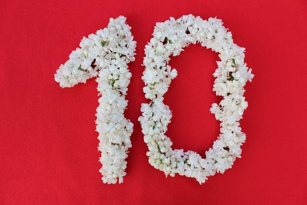 Numret Skrivet Vita Lila Blommor Röd Bakgrund Nummer Tio Skriven — Stockfoto