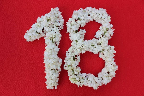 Numret Skrivet Vita Lila Blommor Röd Bakgrund Numret Arton Skrivet — Stockfoto