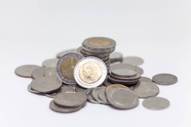 Bozuk para, arka planda Tayland para birimi ve izole