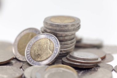 Bozuk para, arka planda Tayland para birimi ve izole
