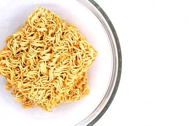 Anlık erişte beyaz arka plan üzerinde anlık erişte izole