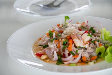 Beyaz tabak içinde Tay şehriye salatası