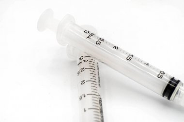 Beyaz arka plan üzerinde şırınga