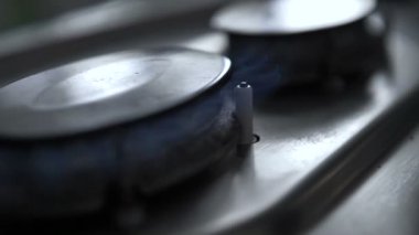 Gaz lambaları ocakta yanıyor.
