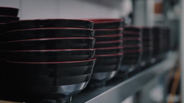 Чорні чашки на полиці — стокове відео