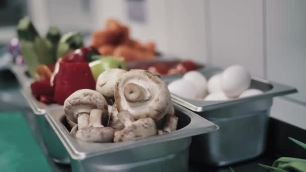 Legumes frescos na cozinha — Vídeo de Stock