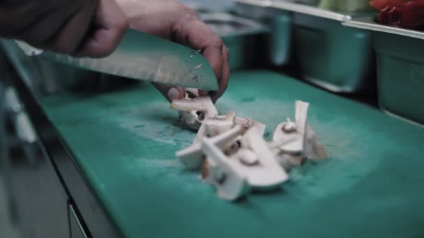 Повар режет грибы. — стоковое видео