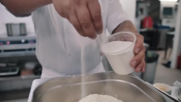 Chef sprinkles salt in dough — Stock Video