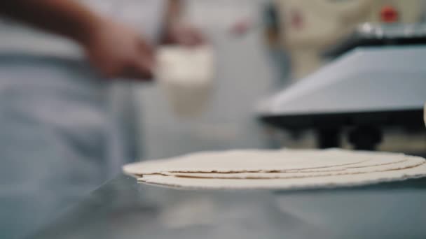 Шеф-повар делает тесто для хинкали — стоковое видео