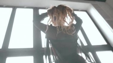 Kırmızı iç çamaşırlı kız güzel bir pencere ve güneş ışığı taşıyor.