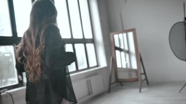 Дівчина в червоній білизні рухається красиво ходити в студії — стокове відео