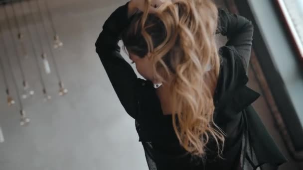 Девушка в красном нижнем белье двигается красиво парикмахерская студии — стоковое видео